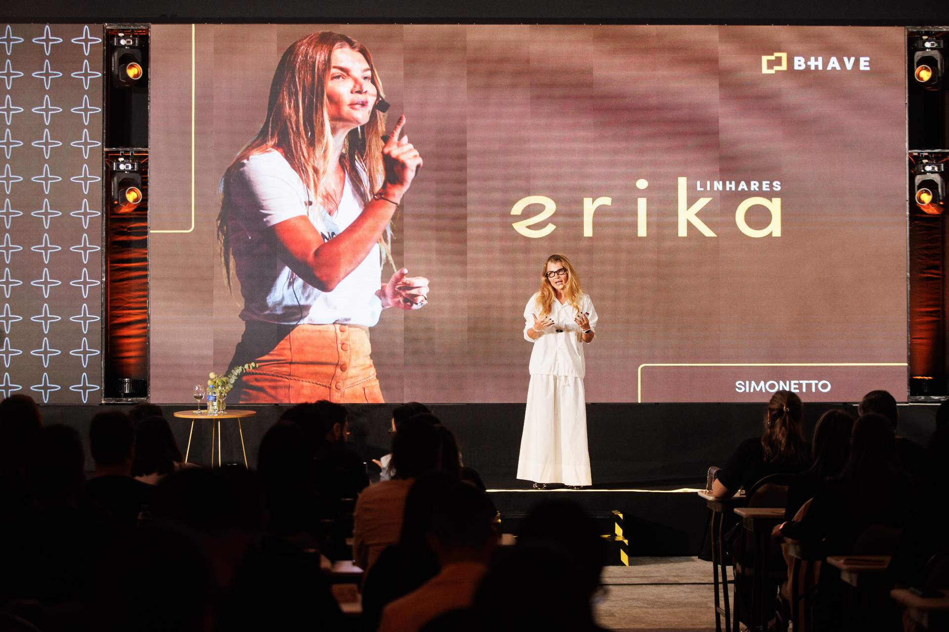 Erika Linhares no palco durante keynote executiva